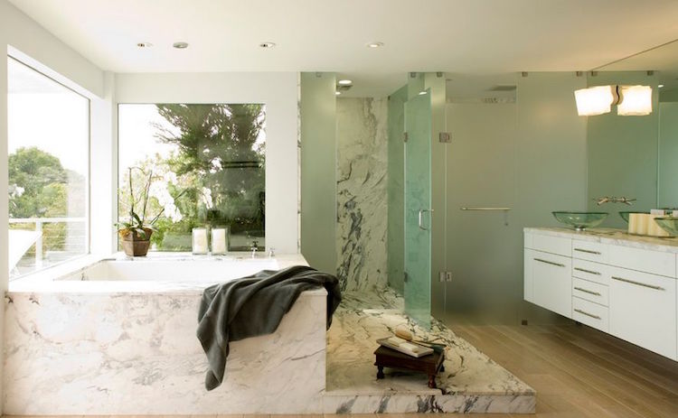 salle-bain-marbre-habillage-baignoire-carrée-bain à remous-luxe